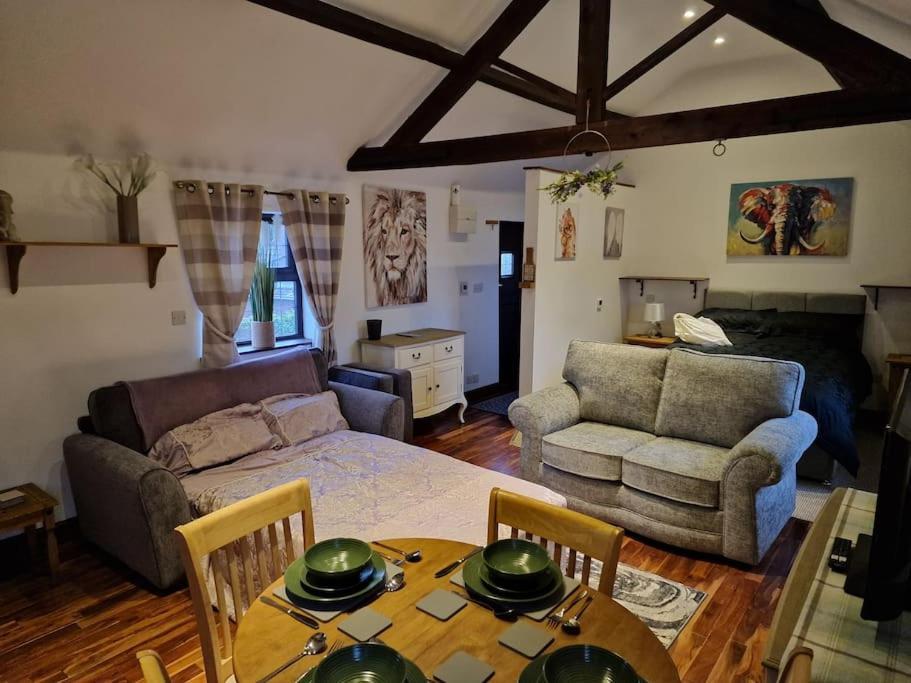 Joiners Arms - Studio Apartments Market Drayton Bagian luar foto