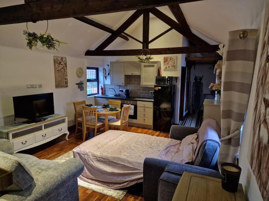 Joiners Arms - Studio Apartments Market Drayton Bagian luar foto