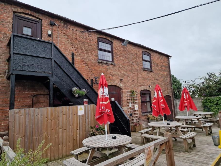 Joiners Arms - Studio Apartments Market Drayton Bagian luar foto