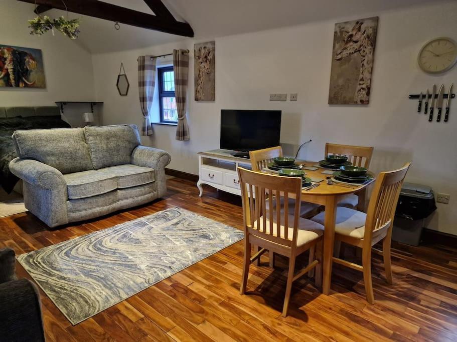 Joiners Arms - Studio Apartments Market Drayton Bagian luar foto