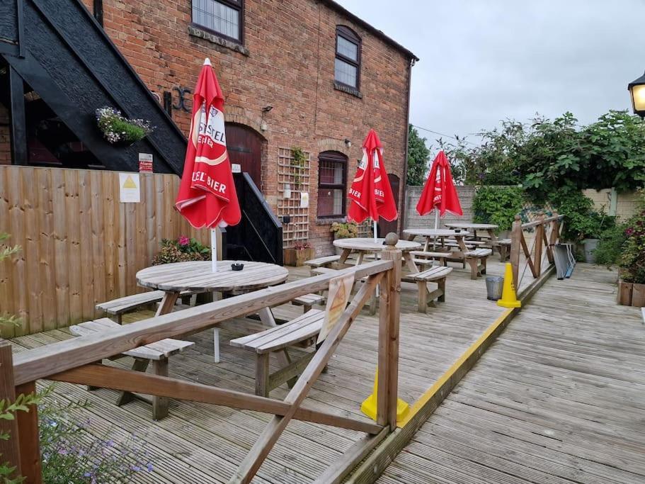Joiners Arms - Studio Apartments Market Drayton Bagian luar foto